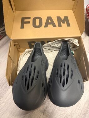 adidas YZY FOAM RNR Carbon